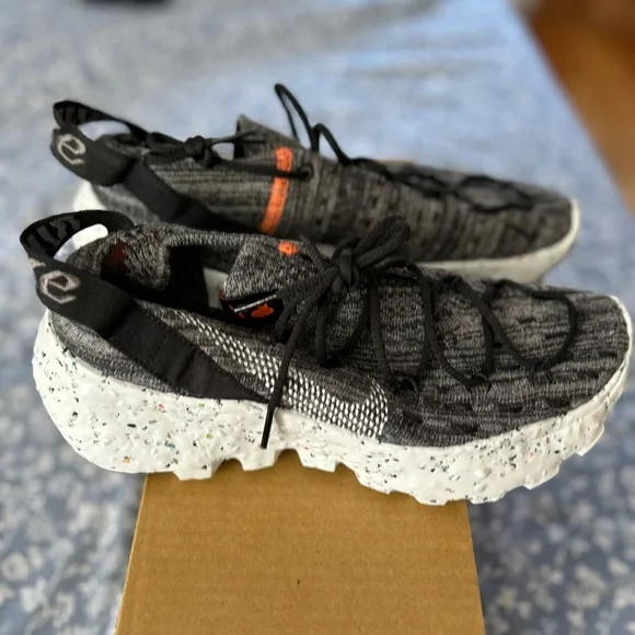 Nike Space Hippies women’s size 8, Men’s size 6.5 Back and Grey sneakers - Picture 2 of 5